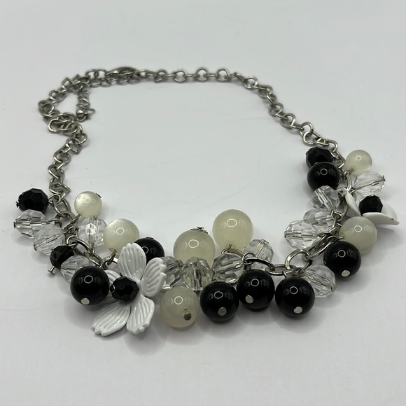 Necklace Black White Beads with White flowers Silver-tone Neutral colors - Picture 3 of 7